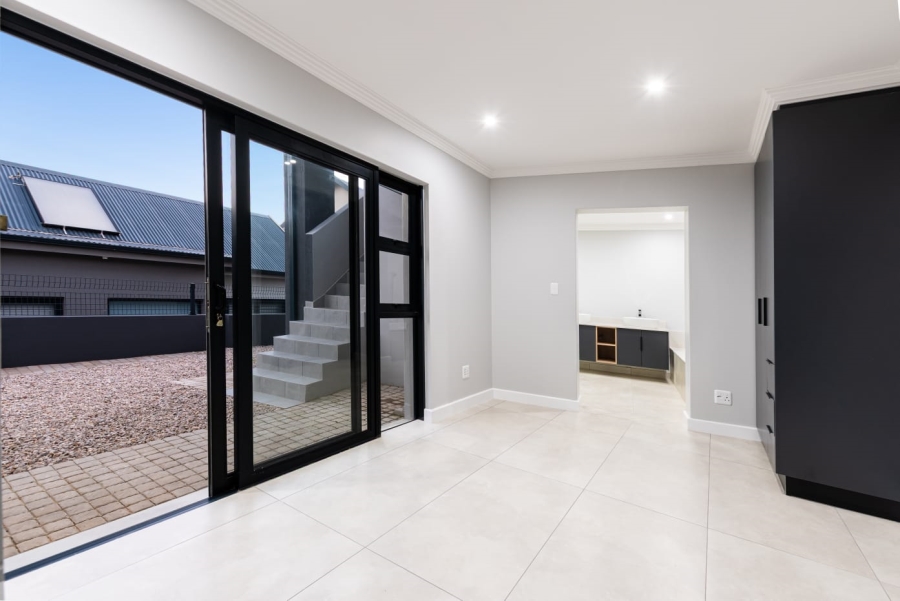 To Let 3 Bedroom Property for Rent in Outeniquasbosch Western Cape